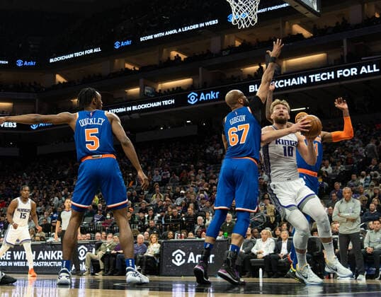 March 7, 2022, Sacramento, CA, USA: Sacramento Kings forward Domantas Sabonis (10) drives to the basket between New York Knicks center Taj Gibson (67) and New York Knicks forward Cam Reddish (21) during a game at Golden 1 Center in Sacramento, Monday, March 7, 2022. Sacramento USA - ZUMAj89_ 0152635910st Copyright: xPaulxKitagakixJr.x