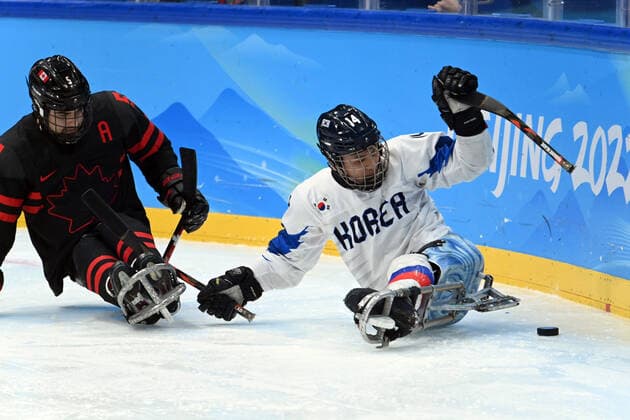 (220308) -- BEIJING, March 8, 2022 -- Jung Seung Hwan (R) of South Korea vies with Tyrone Henry of Canada during the Preliminary Round Group A Match of Para Ice hockey, Eishockey between Canada and South Korea at Beijing 2022 Winter Paralympic Games in Beijing, capital of China, March 8, 2022. ) (SP)CHINA-BEIJING-WINTER PARALYMPICS-PARA ICE HOCKEY-GROUP A-CAN VS KOR(CN) RenxChao 