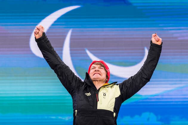 Yanqing (China) Medal Plaza 08.03.2022 Para Ski Alpin: FORSTER, Anna-Lena (GER) vom BRSV Radolfzell (BAD) jubelt über den Gewinn der Goldmedaille bei der Siegerehrung im Women™s Super Combined Wettkampf, Abfahrt und Slalom. Credit: Mika Volkmann