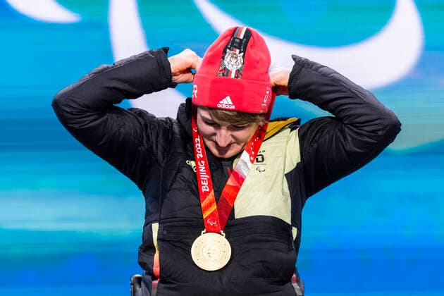 Yanqing (China) Medal Plaza 08.03.2022 Para Ski Alpin: FORSTER, Anna-Lena (GER) vom BRSV Radolfzell (BAD) jubelt über den Gewinn der Goldmedaille bei der Siegerehrung im Women™s Super Combined Wettkampf, Abfahrt und Slalom. Credit: Mika Volkmann