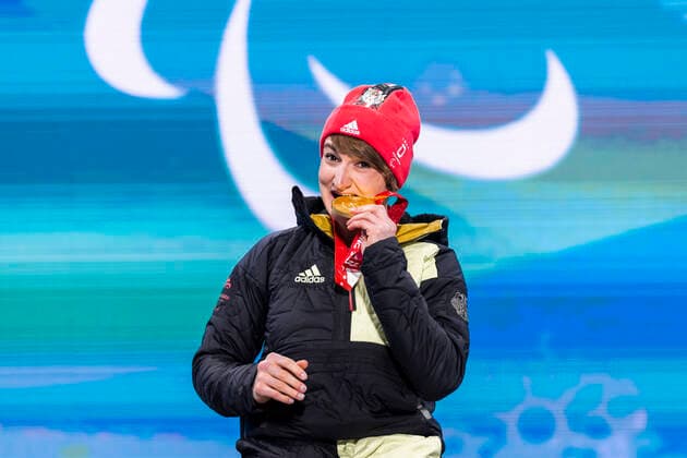 Yanqing (China) Medal Plaza 08.03.2022 Para Ski Alpin: FORSTER, Anna-Lena (GER) vom BRSV Radolfzell (BAD) jubelt über den Gewinn der Goldmedaille bei der Siegerehrung im Women™s Super Combined Wettkampf, Abfahrt und Slalom. Credit: Mika Volkmann