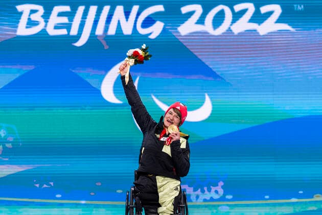 Yanqing (China) Medal Plaza 08.03.2022 Para Ski Alpin: FORSTER, Anna-Lena (GER) vom BRSV Radolfzell (BAD) jubelt über den Gewinn der Goldmedaille bei der Siegerehrung im Women™s Super Combined Wettkampf, Abfahrt und Slalom. Credit: Mika Volkmann