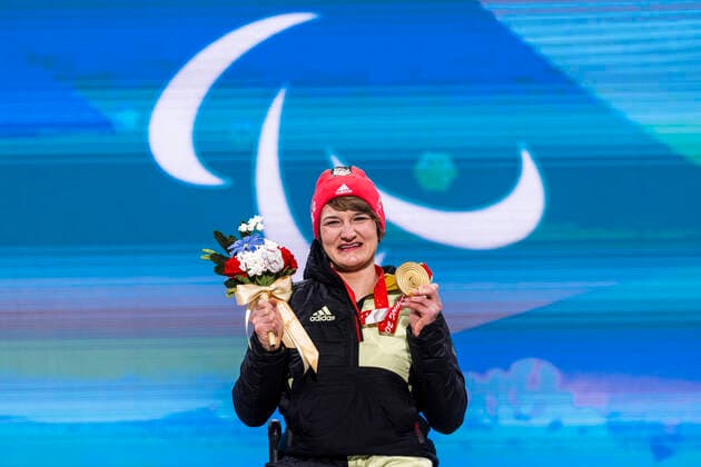Yanqing (China) Medal Plaza 08.03.2022 Para Ski Alpin: FORSTER, Anna-Lena (GER) vom BRSV Radolfzell (BAD) jubelt über den Gewinn der Goldmedaille bei der Siegerehrung im Women™s Super Combined Wettkampf, Abfahrt und Slalom. Credit: Mika Volkmann