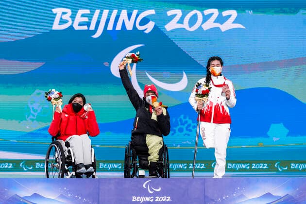 Yanqing (China) Medal Plaza 08.03.2022 Para Ski Alpin: FORSTER, Anna-Lena (GER) vom BRSV Radolfzell (BAD) jubelt über den Gewinn der Goldmedaille bei der Siegerehrung im Women™s Super Combined Wettkampf, Abfahrt und Slalom. Credit: Mika Volkmann