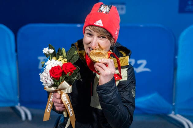 Yanqing (China) Medal Plaza 08.03.2022 Para Ski Alpin: FORSTER, Anna-Lena (GER) vom BRSV Radolfzell (BAD) jubelt über den Gewinn der Goldmedaille bei der Siegerehrung im Women™s Super Combined Wettkampf, Abfahrt und Slalom. Credit: Mika Volkmann