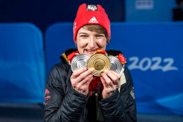 Yanqing (China) Medal Plaza 08.03.2022 Para Ski Alpin: FORSTER, Anna-Lena (GER) vom BRSV Radolfzell (BAD) jubelt über den Gewinn der Goldmedaille bei der Siegerehrung im Women™s Super Combined Wettkampf, Abfahrt und Slalom. Danach zeigt sie noch ihre andere beiden Silbermedaillen. Credit: Mika Volkmann