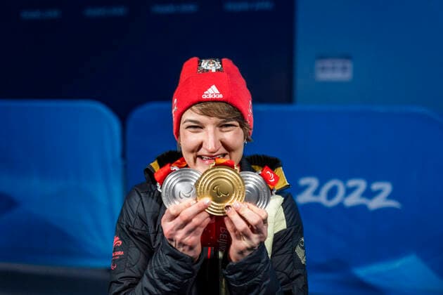 Sport Themen der Woche KW10 Sport Bilder des Tages Yanqing (China) Medal Plaza 08.03.2022 Para Ski Alpin: FORSTER, Anna-Lena (GER) vom BRSV Radolfzell (BAD) jubelt über den Gewinn der Goldmedaille bei der Siegerehrung im Women™s Super Combined Wettkampf, Abfahrt und Slalom. Danach zeigt sie noch ihre andere beiden Silbermedaillen. Credit: Mika Volkmann