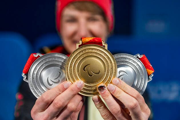 Yanqing (China) Medal Plaza 08.03.2022 Para Ski Alpin: FORSTER, Anna-Lena (GER) vom BRSV Radolfzell (BAD) jubelt über den Gewinn der Goldmedaille bei der Siegerehrung im Women™s Super Combined Wettkampf, Abfahrt und Slalom. Danach zeigt sie noch ihre andere beiden Silbermedaillen. Credit: Mika Volkmann