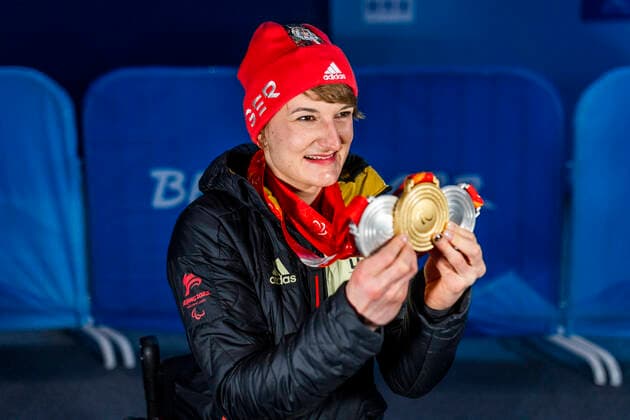 Yanqing (China) Medal Plaza 08.03.2022 Para Ski Alpin: FORSTER, Anna-Lena (GER) vom BRSV Radolfzell (BAD) jubelt über den Gewinn der Goldmedaille bei der Siegerehrung im Women™s Super Combined Wettkampf, Abfahrt und Slalom. Danach zeigt sie noch ihre andere beiden Silbermedaillen. Credit: Mika Volkmann