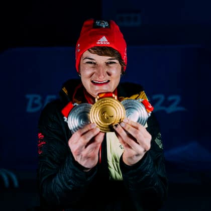 Yanqing (China) Medal Plaza 08.03.2022 Para Ski Alpin: FORSTER, Anna-Lena (GER) vom BRSV Radolfzell (BAD) jubelt über den Gewinn der Goldmedaille bei der Siegerehrung im Women™s Super Combined Wettkampf, Abfahrt und Slalom. Danach zeigt sie noch ihre andere beiden Silbermedaillen. Credit: Mika Volkmann