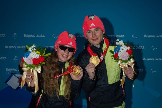 Paralympics Peking 2022 Para Biathlon Mitteldistanz Peking (CHINA) 05.03.22 Wettkampftag 1 ZHANGJIAKOU NATIONAL BIATHLON CENTER Para Biathlon Mitteldistanz Gold für WALTER, Leonie (GER) vom SC St. Peter (BAD), geboren am 17.10.2004 in Freiburg, paralympische Klassifikation: B2 und STRECKER, Pirmin (GER) vom SV Kirchzarten (BAD), geboren am 17.06.2002 in Freiburg, paralympische Klassifikation: Guide (Leonie Walter) Credit: Ralf Kuckuck, DBS
