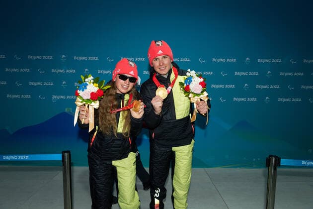 Paralympics Peking 2022 Para Biathlon Mitteldistanz Peking (CHINA) 05.03.22 Wettkampftag 1 ZHANGJIAKOU NATIONAL BIATHLON CENTER Para Biathlon Mitteldistanz Gold für WALTER, Leonie (GER) vom SC St. Peter (BAD), geboren am 17.10.2004 in Freiburg, paralympische Klassifikation: B2 und STRECKER, Pirmin (GER) vom SV Kirchzarten (BAD), geboren am 17.06.2002 in Freiburg, paralympische Klassifikation: Guide (Leonie Walter) Credit: Ralf Kuckuck, DBS