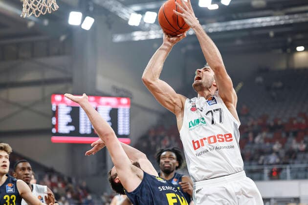 Sport Bilder des Tages rechts Tomas Kyzlink (Brose Bamberg, 77) Brose Bamberg - EWE Baskets Oldenburg - easyCredit-BBL - Basketball Bundesliga Saison 2021 22 Spieltag 23, 08.03.2022 Bamberg, Brose Arena Copyright: DanielxLöb