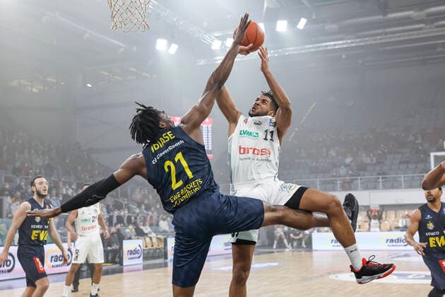 rechts Marvin Omuvwie (Brose Bamberg, 11) links 21 Tai Odiase (EWE Baskets Oldenburg) Brose Bamberg - EWE Baskets Oldenburg - easyCredit-BBL - Basketball Bundesliga Saison 2021 22 Spieltag 23, 08.03.2022 Bamberg, Brose Arena Copyright: DanielxLöb