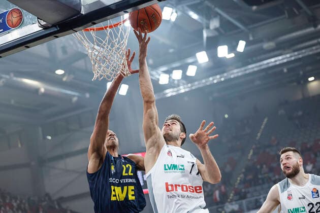 rechts Tomas Kyzlink (Brose Bamberg, 77) links 22 T.J. Holyfield (EWE Baskets Oldenburg) Brose Bamberg - EWE Baskets Oldenburg - easyCredit-BBL - Basketball Bundesliga Saison 2021 22 Spieltag 23, 08.03.2022 Bamberg, Brose Arena Copyright: DanielxLöb