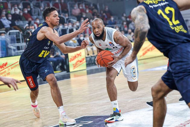 Mitte Chris Dove (Brose Bamberg, 00) links 22 T.J. Holyfield (EWE Baskets Oldenburg) rechts 12 Martin Breunig (EWE Baskets Oldenburg) Brose Bamberg - EWE Baskets Oldenburg - easyCredit-BBL - Basketball Bundesliga Saison 2021 22 Spieltag 23, 08.03.2022 Bamberg, Brose Arena Copyright: DanielxLöb