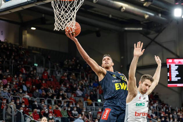 links 22 T.J. Holyfield (EWE Baskets Oldenburg) rechts Tomas Kyzlink (Brose Bamberg, 77) Brose Bamberg - EWE Baskets Oldenburg - easyCredit-BBL - Basketball Bundesliga Saison 2021 22 Spieltag 23, 08.03.2022 Bamberg, Brose Arena Copyright: DanielxLöb