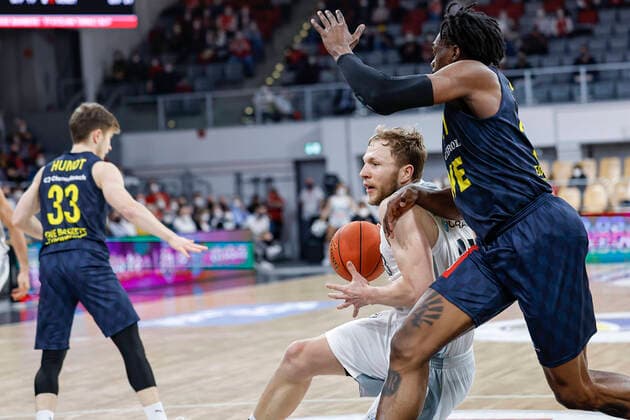 links Christian Sengfelder (Brose Bamberg, 43) rechts 21 Tai Odiase (EWE Baskets Oldenburg) Brose Bamberg - EWE Baskets Oldenburg - easyCredit-BBL - Basketball Bundesliga Saison 2021 22 Spieltag 23, 08.03.2022 Bamberg, Brose Arena Copyright: DanielxLöb