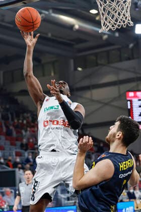 links Shannon Scott (Brose Bamberg, 07) rechts 07 Sebastian Herrera (EWE Baskets Oldenburg) Brose Bamberg - EWE Baskets Oldenburg - easyCredit-BBL - Basketball Bundesliga Saison 2021 22 Spieltag 23, 08.03.2022 Bamberg, Brose Arena Copyright: DanielxLöb