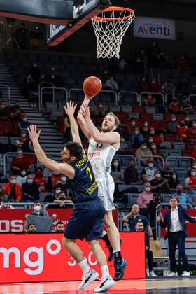 rechts Christian Sengfelder (Brose Bamberg, 43) links 03 Max Heidegger (EWE Baskets Oldenburg) Brose Bamberg - EWE Baskets Oldenburg - easyCredit-BBL - Basketball Bundesliga Saison 2021 22 Spieltag 23, 08.03.2022 Bamberg, Brose Arena Copyright: DanielxLöb