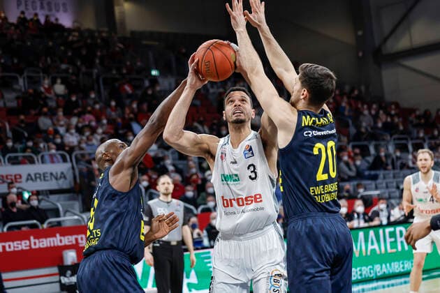 Mitte Dominic Lockhart (Brose Bamberg, 03) links 23 Rickey Paulding (EWE Baskets Oldenburg) rechts 20 Michal Michalak (EWE Baskets Oldenburg) Brose Bamberg - EWE Baskets Oldenburg - easyCredit-BBL - Basketball Bundesliga Saison 2021 22 Spieltag 23, 08.03.2022 Bamberg, Brose Arena Copyright: DanielxLöb