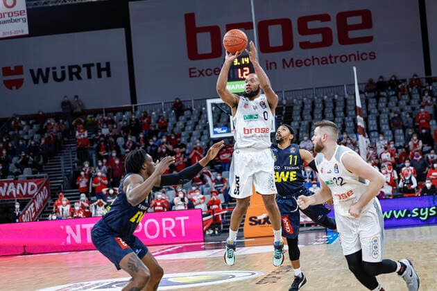 Mitte Chris Dove (Brose Bamberg, 00) Brose Bamberg - EWE Baskets Oldenburg - easyCredit-BBL - Basketball Bundesliga Saison 2021 22 Spieltag 23, 08.03.2022 Bamberg, Brose Arena Copyright: DanielxLöb