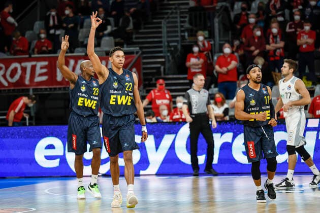 Jubel vorne 22 T.J. Holyfield (EWE Baskets Oldenburg) links 23 Rickey Paulding (EWE Baskets Oldenburg) Brose Bamberg - EWE Baskets Oldenburg - easyCredit-BBL - Basketball Bundesliga Saison 2021 22 Spieltag 23, 08.03.2022 Bamberg, Brose Arena Copyright: DanielxLöb
