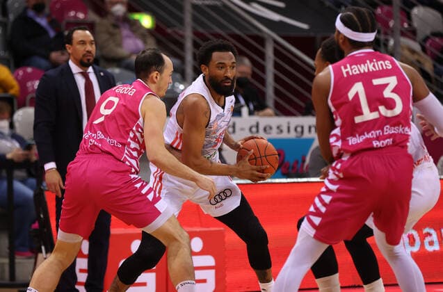 Bonn, Deutschland 08.03.2022, Telekom Dome, Basketball Bundesliga, 24. Spieltag, BBL, Telekom Baskets Bonn vs FC Bayern München, Joshua Obiesie (Bayern), Darrun Hilliard (Bayern)