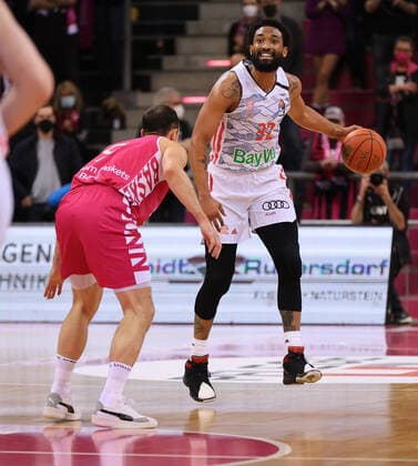 Bonn, Deutschland 08.03.2022, Telekom Dome, Basketball Bundesliga, 24. Spieltag, BBL, Telekom Baskets Bonn vs FC Bayern München, Karsten Tadda (Bonn), Darrun Hilliard (Bayern)