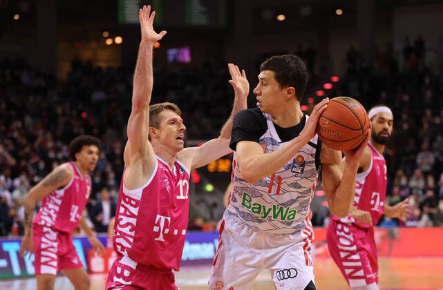 Bonn, Deutschland 08.03.2022, Telekom Dome, Basketball Bundesliga, 24. Spieltag, BBL, Telekom Baskets Bonn vs FC Bayern München, Skyler Bowlin (Bonn), Vladimir Lucic (Bayern)