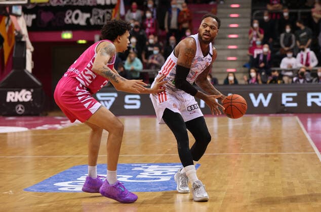 Bonn, Deutschland 08.03.2022, Telekom Dome, Basketball Bundesliga, 24. Spieltag, BBL, Telekom Baskets Bonn vs FC Bayern München, Tyson Ward (Bonn), Deshaun Thomas (Bayern)