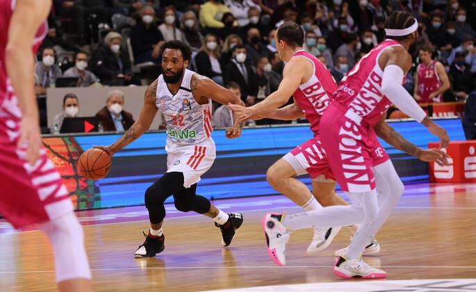 Bonn, Deutschland 08.03.2022, Telekom Dome, Basketball Bundesliga, 24. Spieltag, BBL, Telekom Baskets Bonn vs FC Bayern München, Darrun Hilliard (Bayern), Karsten Tadda (Bonn)