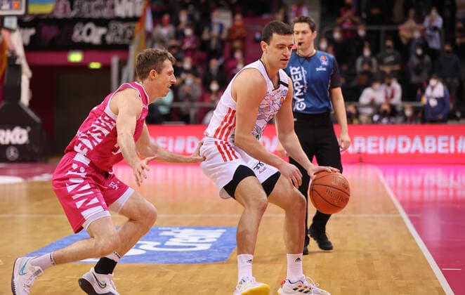 Bonn, Deutschland 08.03.2022, Telekom Dome, Basketball Bundesliga, 24. Spieltag, BBL, Telekom Baskets Bonn vs FC Bayern München, Skyler Bowlin (Bonn), Zan Mark Sisko (Bayern)