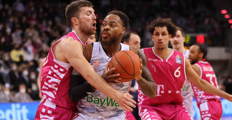 Bonn, Deutschland 08.03.2022, Telekom Dome, Basketball Bundesliga, 24. Spieltag, BBL, Telekom Baskets Bonn vs FC Bayern München, Saulius Kulvietis (Bonn), Deshaun Thomas (Bayern)