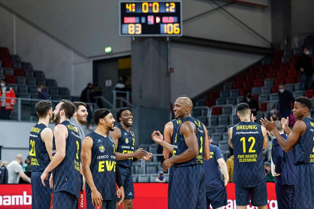 Oldenburg jubelt über 106:83-Sieg vorne 11 Phil Pressey (EWE Baskets Oldenburg) rechts 23 Rickey Paulding (EWE Baskets Oldenburg) Brose Bamberg - EWE Baskets Oldenburg - easyCredit-BBL - Basketball Bundesliga Saison 2021 22 Spieltag 23, 08.03.2022 Bamberg, Brose Arena Copyright: DanielxLöb