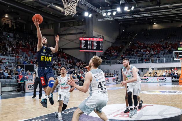 links 03 Max Heidegger (EWE Baskets Oldenburg) Mitte Christian Sengfelder (Brose Bamberg, 43) rechts Martinas Geben (Brose Bamberg, 22) Brose Bamberg - EWE Baskets Oldenburg - easyCredit-BBL - Basketball Bundesliga Saison 2021 22 Spieltag 23, 08.03.2022 Bamberg, Brose Arena Copyright: DanielxLöb