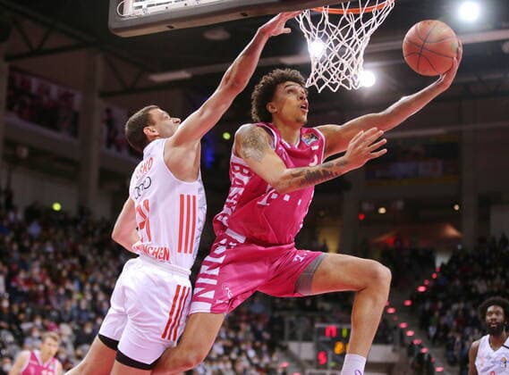 Tyson Ward Telekom Baskets Bonn vs. Zan Sisko FC Bayern München easyCredit BBL 1. Bundesliga , Saison 2021 2022 , Hauptrunde 24. Spieltag