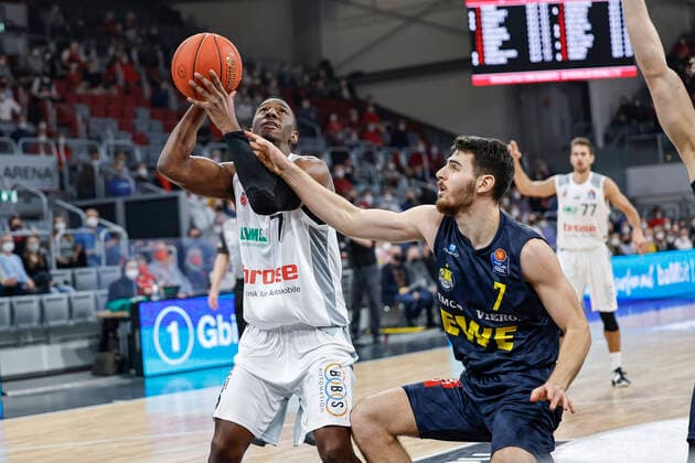 links Shannon Scott (Brose Bamberg, 07) rechts 07 Sebastian Herrera (EWE Baskets Oldenburg) Brose Bamberg - EWE Baskets Oldenburg - easyCredit-BBL - Basketball Bundesliga Saison 2021 22 Spieltag 23, 08.03.2022 Bamberg, Brose Arena Copyright: DanielxLöb