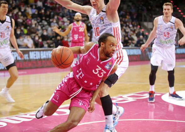 Parker Jackson-Cartwright Telekom Baskets Bonn vs. Ognjen Jaramaz FC Bayern München easyCredit BBL 1. Bundesliga , Saison 2021 2022 , Hauptrunde 24. Spieltag