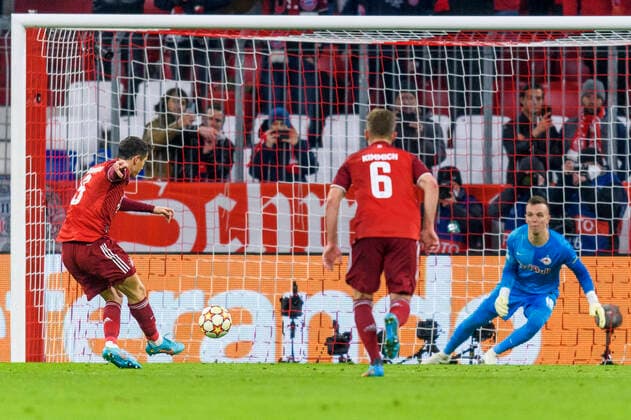 GER, UEFA CL, FC Bayern Muenchen (GER) vs FC Red Bull Salzburg (AUT) 08.03.2022, Allianz Arena, Muenchen, GER, UEFA CL, FC Bayern Muenchen (GER) vs FC Red Bull Salzburg (AUT), Achtelfinale Spiel 2 , UEFA regulations prohibit any use of photographs as image sequences and or quasi-video, im Bild Robert Lewandowski (FCB 9) schiesst den Elfmeter zum Tor zum 1-0 gegen Philipp Köhn Koehn (Salzburg 18)