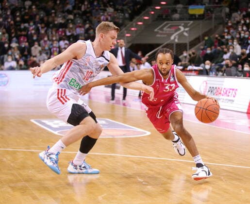 Parker Jackson-Cartwright Telekom Baskets Bonn vs. Ognjen Jaramaz FC Bayern München easyCredit BBL 1. Bundesliga , Saison 2021 2022 , Hauptrunde 24. Spieltag
