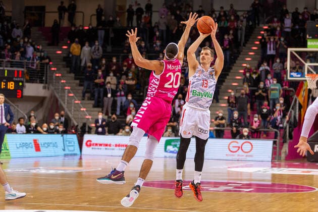 GER, Telekom Baskets Bonn gegen FC Bayern München, Basketball, 1.Bundesliga, 24. Spieltag, Spielzeit 2021 22, 08.03.2022, Andreas Obst (FC Bayern München, 13), Jeremy Morgan (Telekom Baskets Bonn, 20) Location: Telekom Dome in Bonn GER, Telekom Baskets Bonn gegen FC Bayern München, Basketball, 1.Bundesliga, EASYCREDIT BBL, 24. Spieltag, Spielzeit 2021 22, 08.03.2022, Location: Telekom Dome in Bonn Foto: Gerhard Wingender Bonn Copyright: xEibner-Pressefotox xGerhardxWingenderx EP_GWR