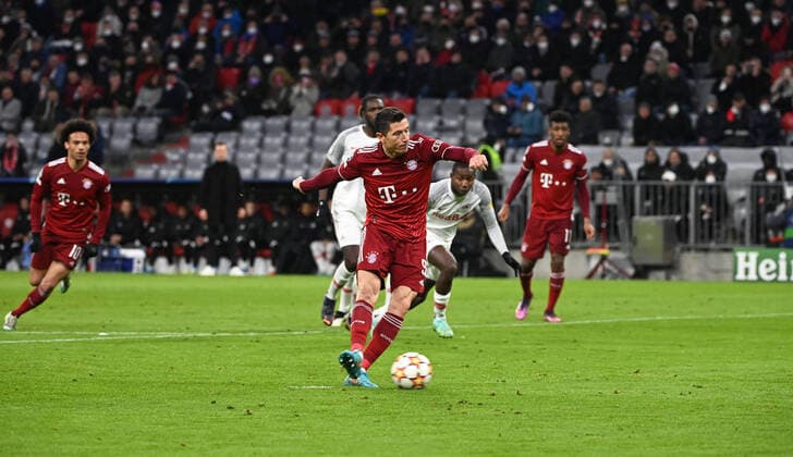 Fussball, Herren, Saison 2021 2022, Champions League (Achtelfinale, Rückspiel), FC Bayern München - RB Salzburg, Robert Lewandowski (FC Bayern München) erzielt per Foulelfmeter das Tor zum 2:0, 08.03. 2022, Copyright: xMatthiasxKochx