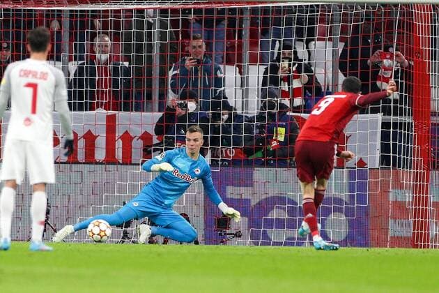 Robert Lewandowski 9 (FC Bayern Muenchen) trifft das Tor per Foulelfmeter zum 2:0, Philipp Koehn 18 (FC Red Bull Salzburg), FC Bayern Muenchen vs. FC Red Bull Salzburg, Champions League, Achtelfinale, 08.03.2022 Muenchen Bayern Deutschland