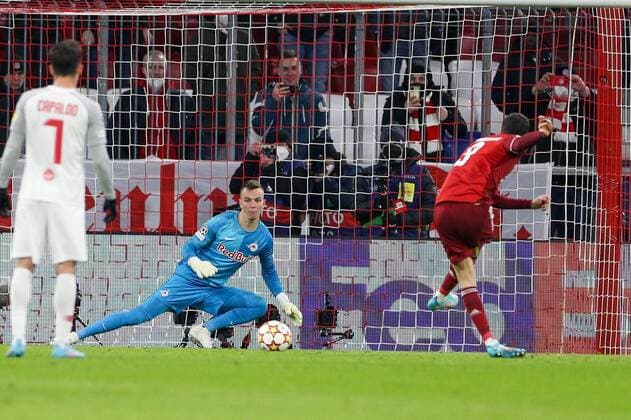 Robert Lewandowski 9 (FC Bayern Muenchen) trifft das Tor per Foulelfmeter zum 2:0, Philipp Koehn 18 (FC Red Bull Salzburg), FC Bayern Muenchen vs. FC Red Bull Salzburg, Champions League, Achtelfinale, 08.03.2022 Muenchen Bayern Deutschland