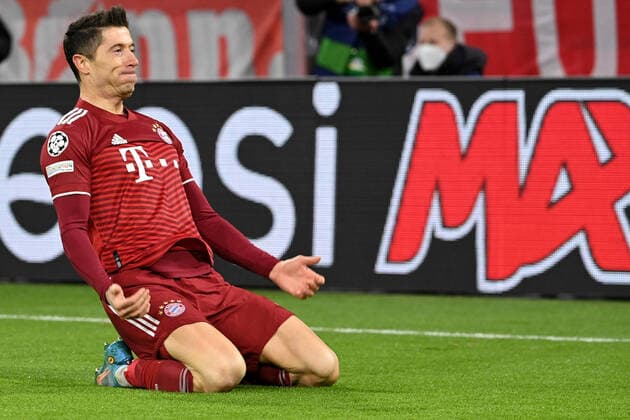 Muenchen, Allianz Arena, 08.03.22, GER, Herren, UEFA Champions League, Saison 2021-2022, FC Bayern Muenchen - FC Salzburg Bild: Robert Lewandowski (Bayern) jubelt nach seinem Tor zum 3:0 Nur fuer journalistische Zwecke! Only for editorial use! Gemaess den Vorgaben der DFL Deutsche Fußball Liga ist es untersagt, in dem Stadion und oder vom Spiel angefertigte Fotoaufnahmen in Form von Sequenzbildern und oder videoaehnlichen Fotostrecken zu verwerten bzw. verwerten zu lassen. DFL regulations prohibit any use of photographs as image sequences and or quasi-video. Bayern Deutschland
