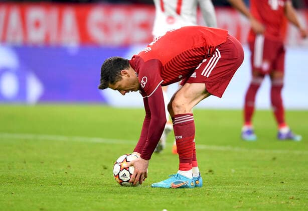 FUSSBALL CHAMPIONS LEAGUE SAISON 2021 2022 Achtelfinal Rueckspiel FC Bayern Muenchen - FC Salzburg 08.03.2022 Robert Lewandowski (FC Bayern Muenchen) legt sich den Ball zurecht