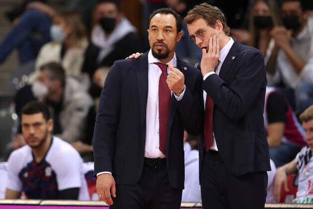 08.03.22, Bonn, Basketball, 1. Bundesliga, easyCredit BBL, Hauptrunde, 25.Spieltag, Telekom Dome: Telekom Baskets Bonn - FC Bayern Muenchen. Demond Greene (l) und Assitant Coach Djordje Adzic von Telekom Baskets Bonn Baskets Bonn - Bayern Muenchen