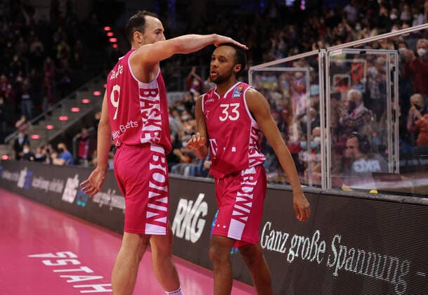 Bonn, Deutschland 08.03.2022, Telekom Dome, Basketball Bundesliga, 24. Spieltag, BBL, Telekom Baskets Bonn vs FC Bayern München, Karsten Tadda (Bonn), Parker Jackson-Cartwright (Bonn)