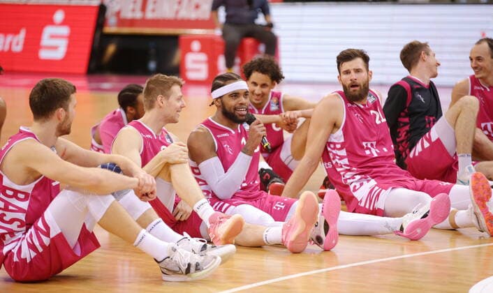 Sport Themen der Woche KW10 Sport Bilder des Tages Javontae Hawkins Telekom Baskets Bonn gewinnen vs. FC Bayern München easyCredit BBL 1. Bundesliga , Saison 2021 2022 , Hauptrunde 24. Spieltag